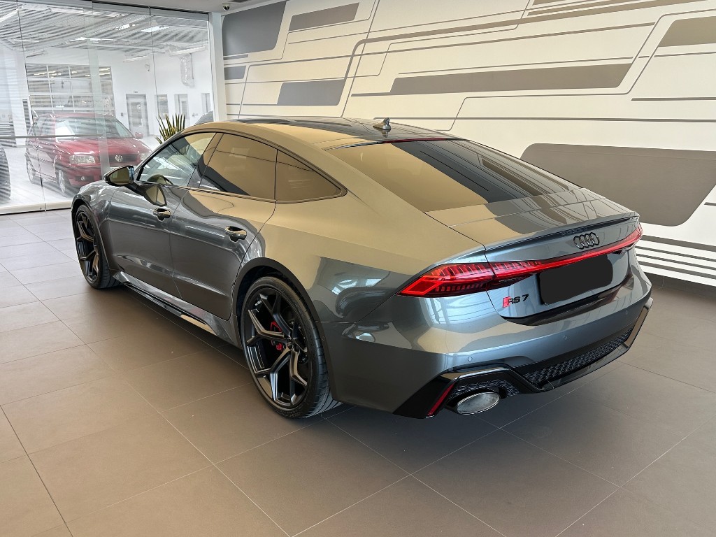Audi RS7 Sportback Performance | skladem | nové české auto | ihned k předání | V8 biturbo 630 koní | šedá Daytona metalíza | černá alcantara | keramické brzdy | max výbava | VIP sleva | nákup online | sportovní 4-dveřové coupé | AUTOiBUY.com